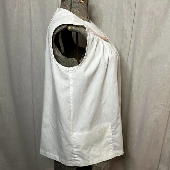 Vintage 1960s Women's White Bib Neck Sleeveless Blouse Size Large - Picture 5 of 13